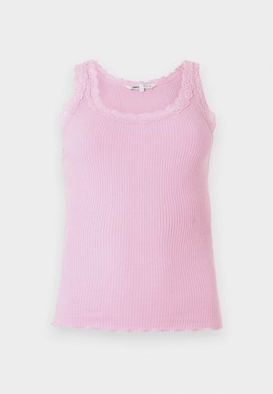 Ružová priliehavá rebrovaná tank top s čipkovým lemom okolo výstrihu a ramien, so zvlneným lemom a jemnou textúrou.