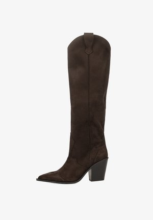 Bota alta de ante marrón con punta afilada, detalles de costura angulares y tacón apilado. Presenta una cinta de tracción en la parte posterior para facilitar su uso.