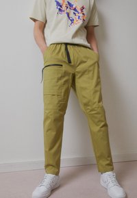 New Balance LONG HAUL PANT - Pantalones cargo - camel