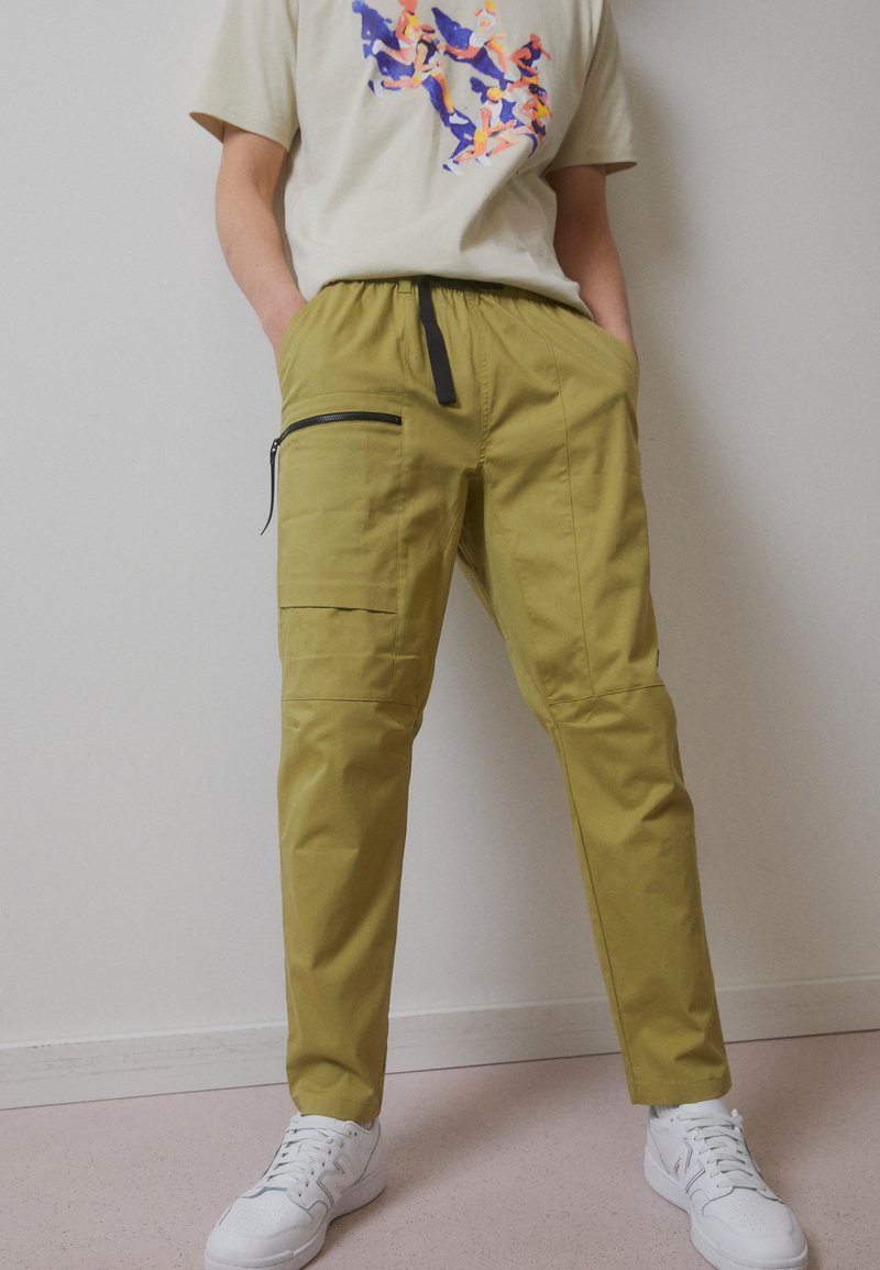 New Balance LONG HAUL PANT - Pantalones cargo - camel