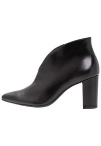 Bottine en cuir noir avec un bout pointu et un talon épais. Texture lisse avec un design minimaliste, sans ferrures ni embellissements visibles.
