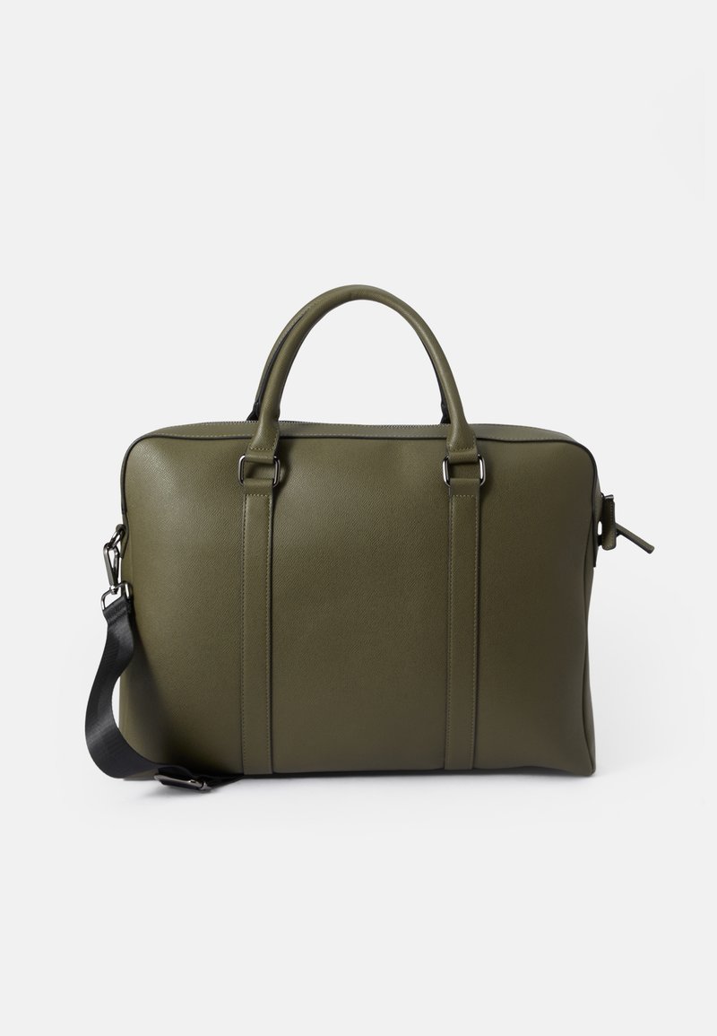 Mallette rectangulaire en cuir vert olive avec deux poignées, fermeture éclair et une bandoulière noire réglable.