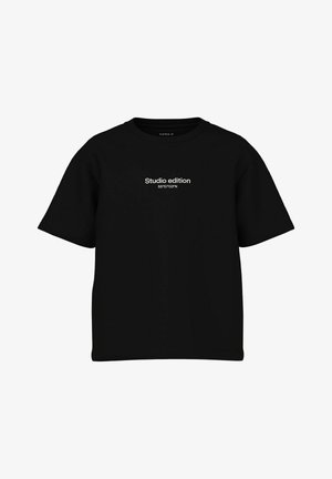 Μαύρο βαμβακερό T-shirt με κοντά μανίκια, με το κείμενο "Studio edition 55°57'03"N" εκτυπωμένο σε λευκό μπροστά, σχέδιο με λαιμόκοψη.