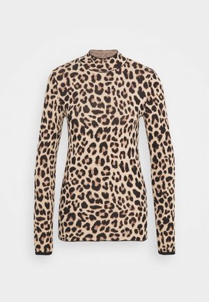 Langærmet beige top med sort og brun leopardprint og en høj hals, vist på en ensfarvet hvid baggrund.