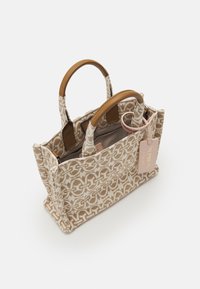 Beige en bruine patroon stof draagtas met leren handvatten, open bovenkant en een bijgevoegd roze label met de tekst "Coccinelle Mini Handbag."