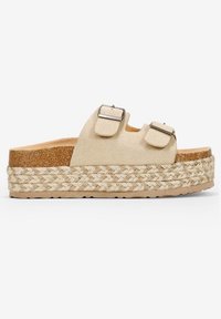 Sandalias de plataforma beige con dos hebillas ajustables, parte superior de efecto ante, suela de yute trenzado y una entresuela de corcho. Suela plana y texturizada.