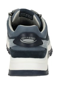 Rollingsoft sneaker met een navy mesh bovenwerk, grijze suède accenten, een gepolsterde kraag en een witte, gevoerde zool. Gelaagd detail op de hiel.