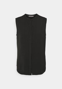 Blouse noire sans manches avec un col mandarin, des plis à l'avant et une fermeture par boutons. Tissu lisse avec une silhouette épurée et ajustée.