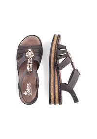 Sandal in grigio scuro con cinturini incrociati, abbellita con pietre, e zeppa in grès. Suola piatta con dettaglio di cucitura.