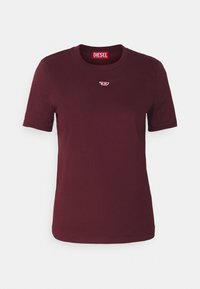 Burgundské tričko s krátkým rukávem vyrobené z bavlny. Má malé vyšívané logo na hrudi a design kulatého výstřihu.