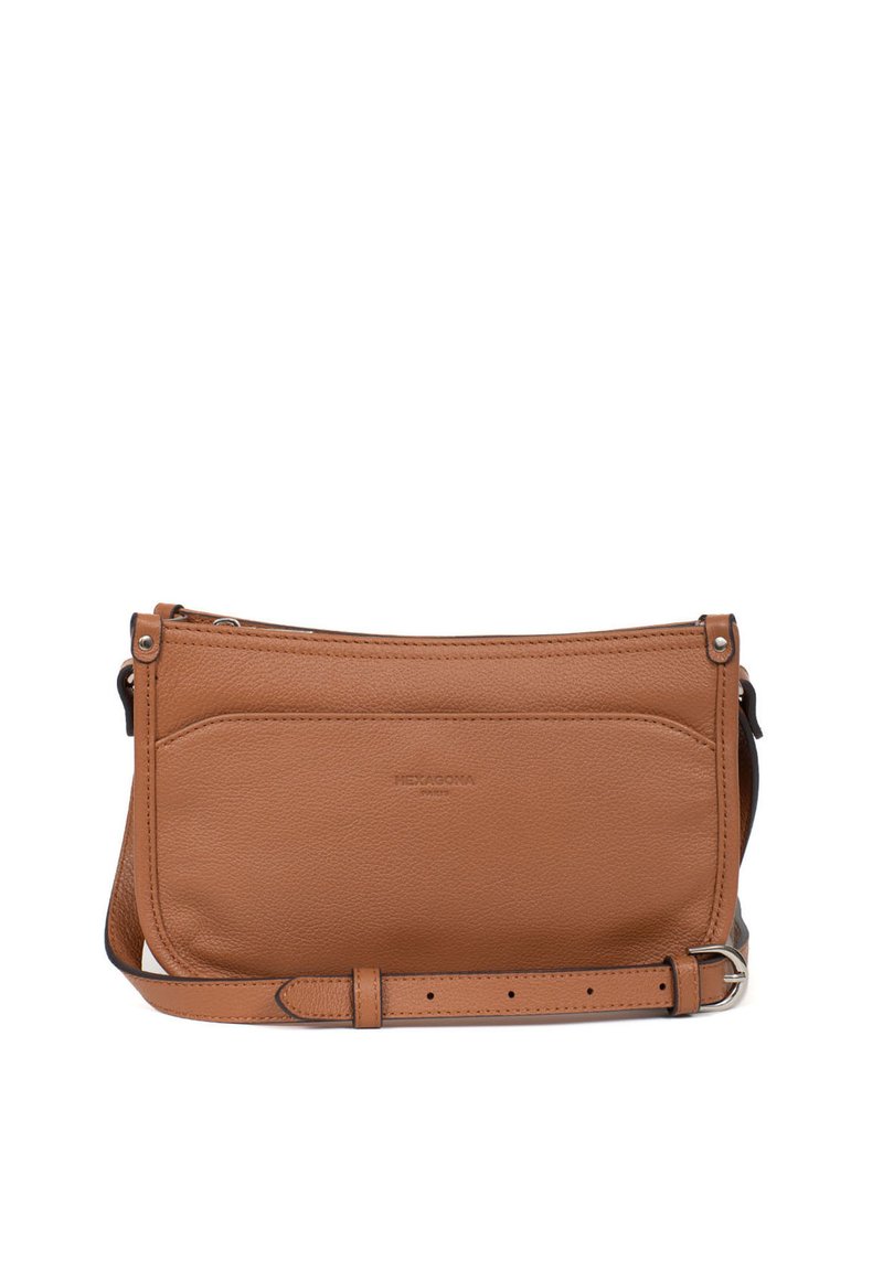 Borsa a tracolla in pelle marrone con chiusura a zip, tracolla regolabile e tasca anteriore. Texture liscia con design minimalista e logo impresso.