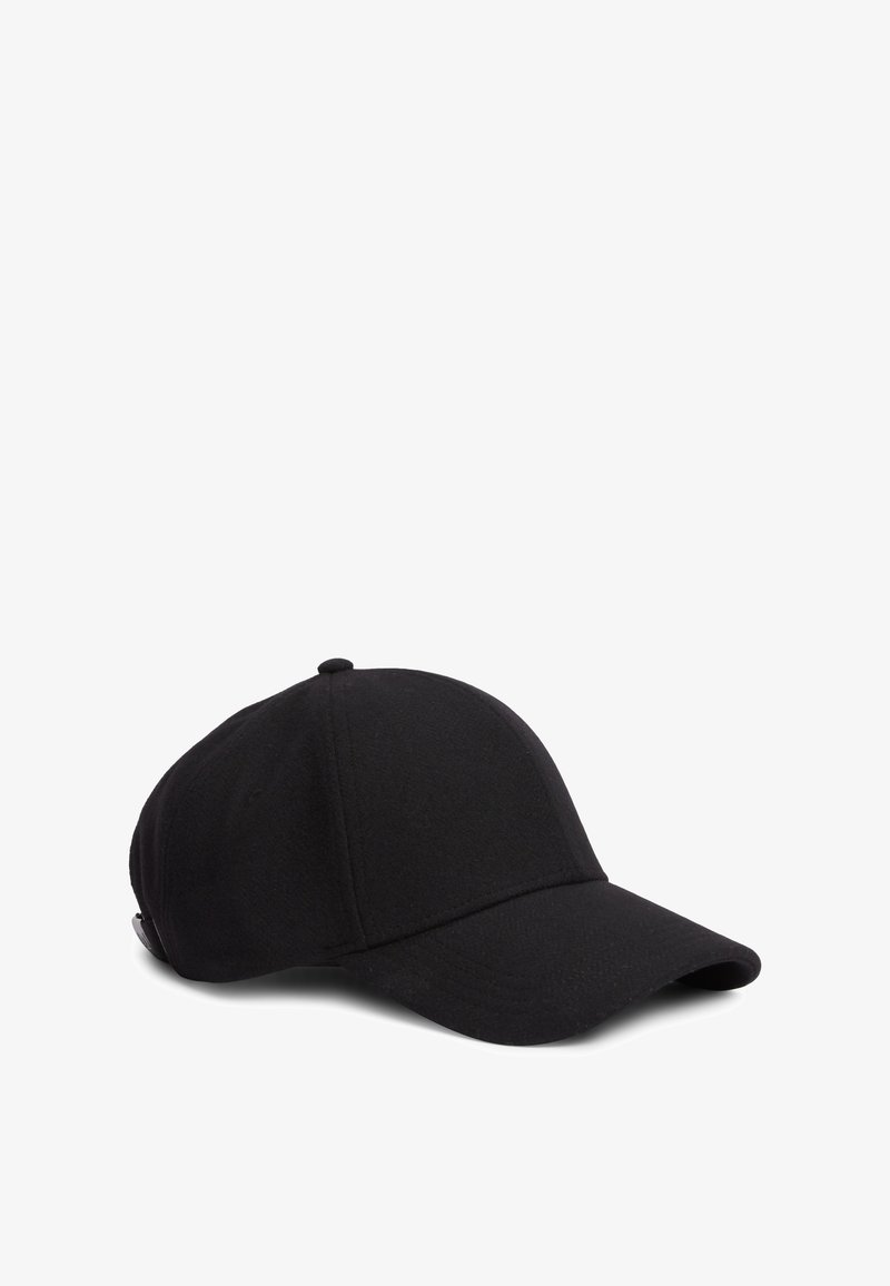 Casquette de baseball noire avec visière incurvée et sangle ajustable posée sur fond blanc.