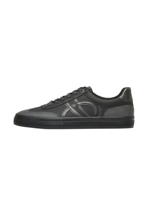 Sneaker nera a taglio basso con chiusura con lacci, suola texturizzata e motivi decorativi cuciti sul lato e sul tallone.