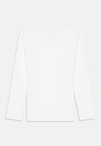 Langärmliges weißes T-Shirt aus Baumwolle, mit einem runden Halsausschnitt und einer glatten, gleichmäßigen Textur ohne sichtbare Muster oder Akzente.