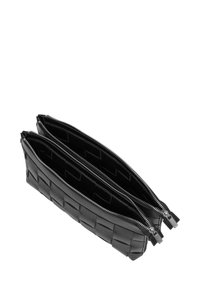 Funda de cuero negra con patrón tejido, dos compartimentos con cremallera, diseño plano y herrajes en plata. Acabado texturizado y almacenamiento práctico.