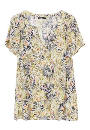 Korte mouwen blouse van lichtgewicht stof met een groen, geel en zwart bladpatroon, met een V-halslijn en subtiele plooidetails op de schouders.