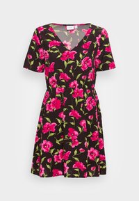 Robe noire à motifs floraux avec manches courtes, ornée de fleurs roses et de feuilles vertes, encolure en V, et taille froncée pour une coupe décontractée.