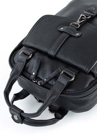 Czarny plecak ze skóry z teksturowaną powierzchnią, srebrnymi akcentami, górną klapą, zapinaną na zamek komorą oraz regulowanymi paskami.