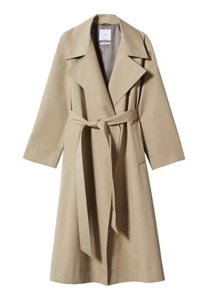 Beige trenchcoat med brede revers bundet i taljen, båret over en knappet op blå denimskjorte.