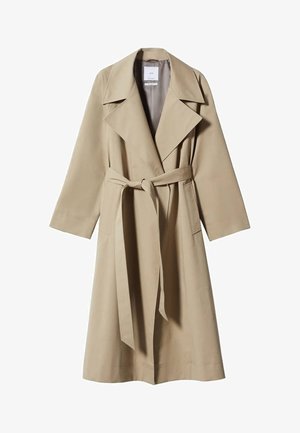 Beige trenchcoat met brede revers, gestrikt in de taille, gedragen over een dichtgeknoopte blauwe denimoverhemdkraag.