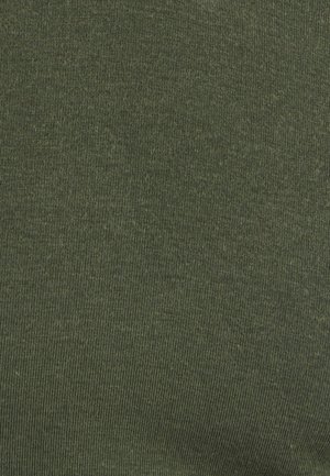 Tessuto a coste di un verde oliva scuro, caratterizzato da una texture liscia e un motivo uniforme, adatto a varie applicazioni nel settore dell'abbigliamento.
