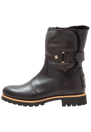 Zwarte leren enkelboot met een ronde neus, zachte faux bontvoering en een zijband met een metalen gesp. Beschikt over een gestructureerde rubberen zool.