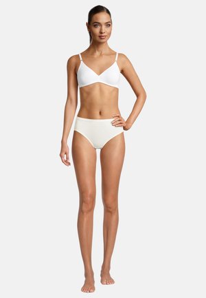 Weißer BH mit dünnen Trägern und nahtlosem Design, kombiniert mit hochgeschnittenen, cremefarbenen Panties. Glatte Textur, minimalistischer Stil, keine sichtbaren Muster.