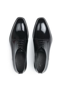 Zwarte leren nette schoenen met een glanzende afwerking, veterontwerp, puntige neus en een gladde textuur. Het interieur bevat geperst merklogo.