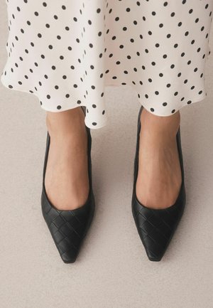 Next, FOREVER COMFORT® WEAVE CHISEL TOE COURT HEELS - Pumps - black