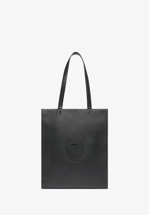 Černá kožená taška přes rameno se dvěma popruhy, obdélníkového tvaru, hladké textury, s vyraženým kulatým logem uprostřed.