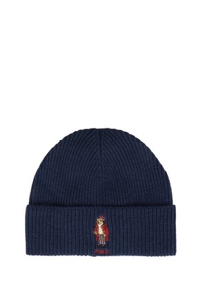 Beanie a coste blu navy con risvolto, caratterizzato da un orso ricamato con un cappotto rosso e la scritta "Polo" in rosso.