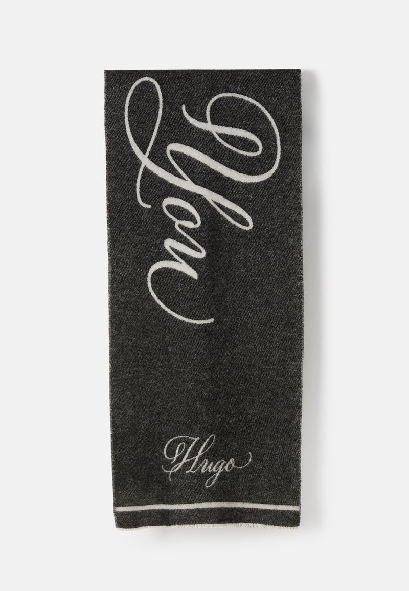 Écharpe gris foncé avec le logo "Hugo" en cursive blanche et un grand texte "Hugo" en script sur toute sa longueur.