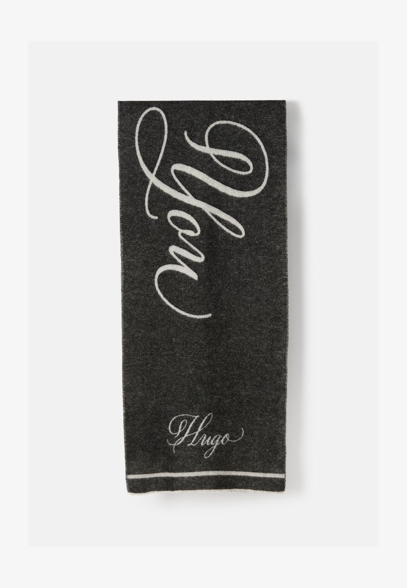 Écharpe gris foncé avec le logo "Hugo" en cursive blanche et un grand texte "Hugo" en script sur toute sa longueur.