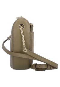 Olivgrüne Leder-Crossbody-Tasche mit runder Form, ausgestattet mit einem goldenen Kettenakzent und einem abnehmbaren Tragegurt. Strukturiertes Vorderteil und glatte Seiten.