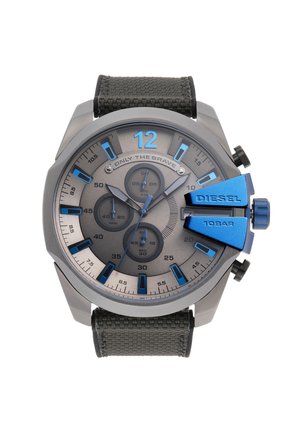 Montre chronographe avec cadran gris, accents bleus, trois sous-cadrans, marque "DIESEL" et bracelet en tissu noir.