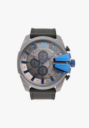 Montre chronographe avec cadran gris, accents bleus, trois sous-cadrans, marque "DIESEL" et bracelet en tissu noir.