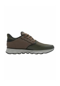 Scarpe da atletica verdi e marroni con tomaia in rete, punta arrotondata, pannelli laterali testurizzati e suola in gomma bianca ondulata.