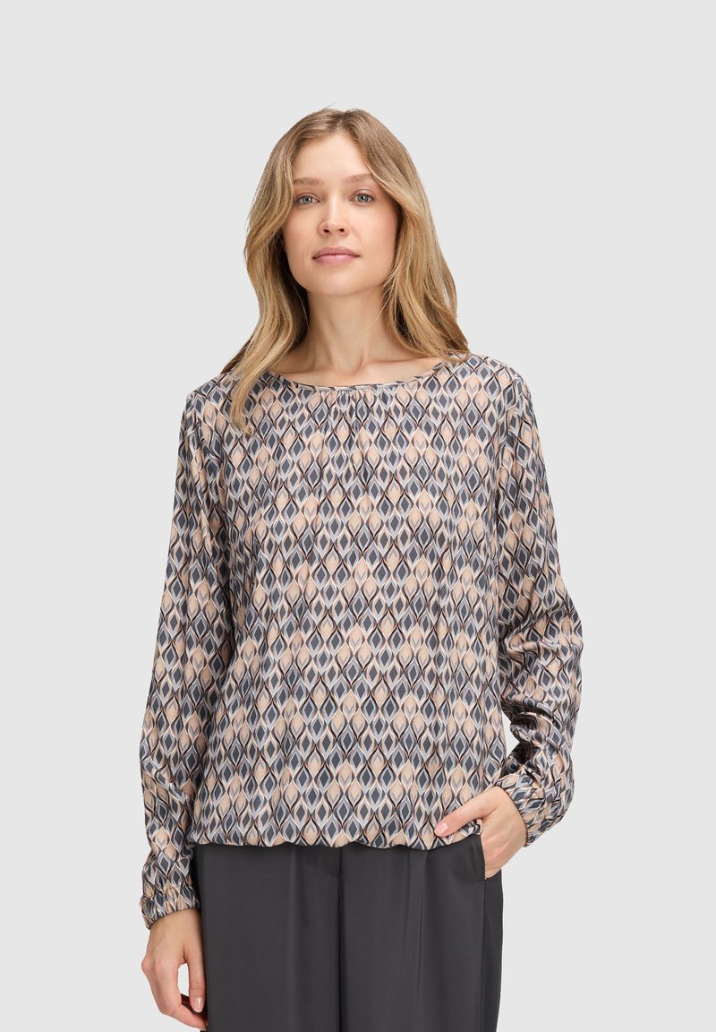 Blusa a maniche lunghe in tessuto stampato con forme di diamante nei toni del beige, grigio e blu. Vestibilità comoda con scollatura tonda e polsini elasticizzati.