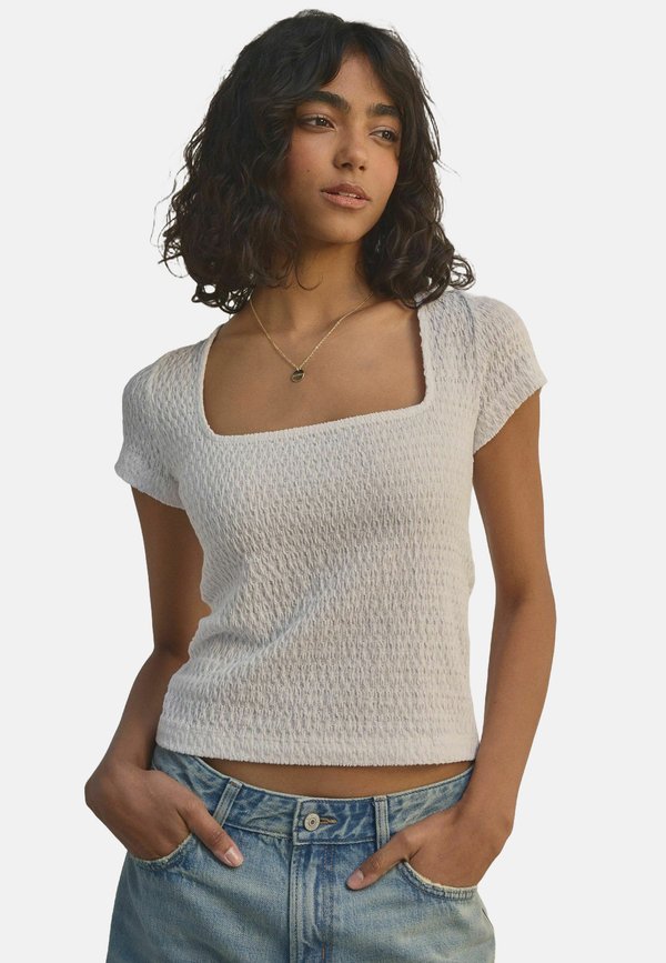 REGULAR FIT - TEXTURED SHORT SLEEVE SQUARE NECK - T-Shirt print