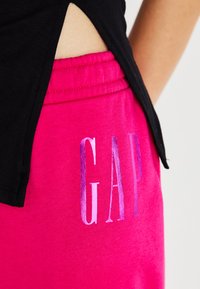 GAP LOGO PANT - Treningo apatinė dalis - bright beet