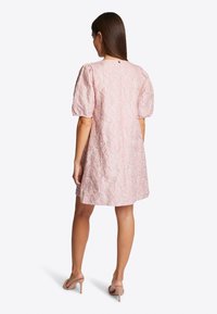 Rich & Royal V-NECK - Freizeitkleid - rose quartz