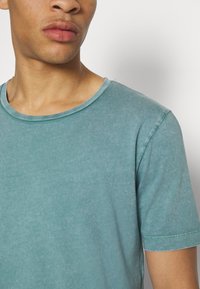 Lee SHAPED TEE - Jednoduché tričko - eden