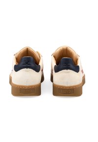 Weiße Lederschuhe mit marineblauen Akzenten, beigem Wildleder, Gummisohlen und eingeprägtem Branding an der Ferse. Einfaches, niedrig geschnittenes Design.