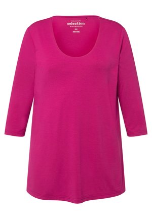 Top de manga larga en fucsia con escote en forma de barco, fabricado con material suave, que cuenta con un corte holgado y un dobladillo limpio sin patrones ni adornos adicionales.