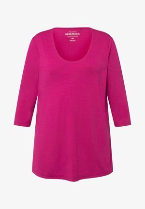Top de manga larga en fucsia con escote en forma de barco, fabricado con material suave, que cuenta con un corte holgado y un dobladillo limpio sin patrones ni adornos adicionales.