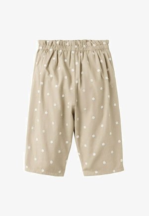 Pantaloni scurți bej cu talie elastică, cu model de broderie albă cu flori mici, lungime până la genunchi, croială lejeră.