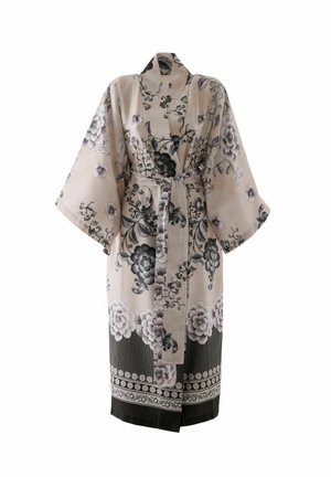 Langer beiger Kimono-Bademantel mit schwarz-weißen Blumenmustern, weiten Ärmeln, Taillengürtel und gestreiftem sowie floralem Saum.