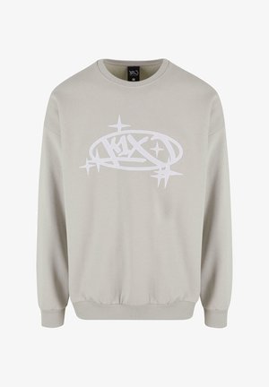 Jasnoszary sweter wykonany z miękkiego materiału, z białym graficznym logo z gwiazdkami. Żebrowane mankiety i dół nadają mu formę.