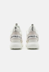 Baskets en maille blanches et grises avec des cols rembourrés, des lacets détaillés du logo et un branding noir contrastant sur le talon et les languettes.