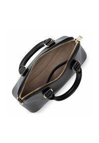Borsa a mano in pelle grigia con zip dorata, manici neri texturizzati e un ampio interno foderato in tessuto beige. Vista dall'alto, forma rettangolare.